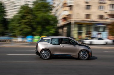 Ukrayna, Kyiv - 16 Temmuz 2021: Sokakta hareket eden gümüş renkli BMW i3. Yazı