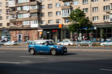 Ukrayna, Kyiv - 16 Temmuz 2021: Mavi Mini Vatandaş arabası yolda ilerliyor. Yazı