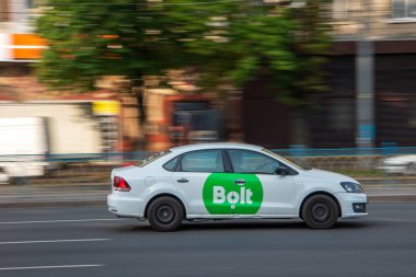 Ukrayna, Kyiv - 16 Temmuz 2021: Beyaz Volkswagen Polo araba taksisi caddede ilerliyor. Yazı