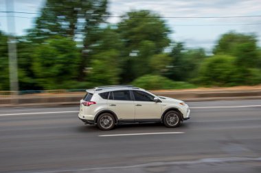 Ukrayna, Kyiv - 29 Temmuz 2021: Beyaz Toyota RAV 4 aracı yolda ilerliyor.