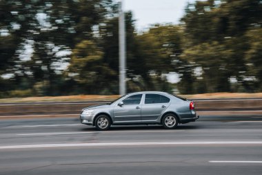 Ukrayna, Kyiv - 29 Temmuz 2021: Gri Skoda Octavia arabası yolda ilerliyor.