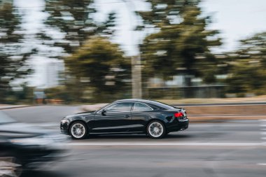 Ukrayna, Kyiv - 29 Temmuz 2021: Siyah Audi S5 arabası sokakta hareket ediyor. Yazı