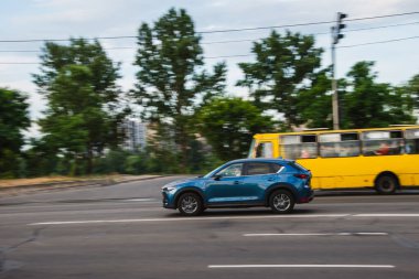 Ukrayna, Kyiv - 29 Temmuz 2021: Mavi Mazda CX-5 aracı yolda ilerliyor.