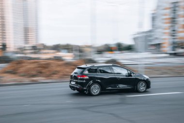 Ukrayna, Kyiv - 29 Temmuz 2021: Siyah Renault Clio arabası yolda ilerliyor.