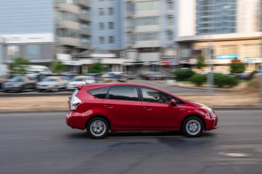 Ukrayna, Kyiv - 29 Temmuz 2021: Kırmızı Toyota arabası yolda ilerliyor. Yazı