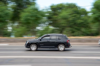 Ukrayna, Kyiv - 29 Temmuz 2021: Siyah Jeep pusulası sokakta ilerliyor.