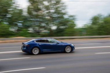 Ukrayna, Kyiv - 29 Temmuz 2021: Mavi TESLA Model S arabası yolda ilerliyor.