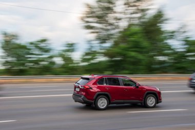 Ukrayna, Kyiv - 29 Temmuz 2021: Kırmızı Toyota RAV 4 aracı yolda ilerliyor.