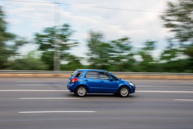 Ukrayna, Kyiv - 29 Temmuz 2021: Mavi Suzuki SX4 arabası yolda ilerliyor.
