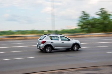 Ukrayna, Kyiv - 29 Temmuz 2021: Silver Dacia Sandero arabası yolda ilerliyor.