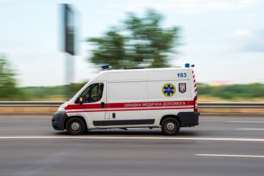Ukrayna, Kyiv - 29 Temmuz 2021: Ambulans aracı yolda ilerliyor. Yazı