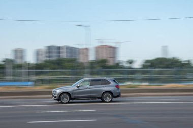 Ukrayna, Kyiv - 29 Temmuz 2021: Gümüş renkli BMW X5 arabası sokakta hareket ediyor. Yazı
