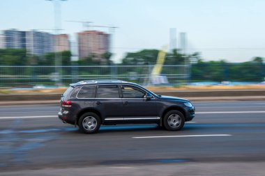 Ukrayna, Kyiv - 29 Temmuz 2021: Siyah Volkswagen Touareg aracı yolda ilerliyor.