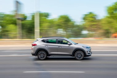 Ukrayna, Kyiv - 29 Temmuz 2021: Gümüş Hyundai Tucson arabası yolda ilerliyor.