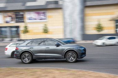 Ukrayna, Kyiv - 29 Temmuz 2021: Gri Audi Q8 arabası yolda ilerliyor. Yazı