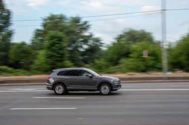 Ukrayna, Kyiv - 29 Temmuz 2021: Gümüş Volkswagen Touareg arabası sokakta hareket ediyor. Yazı