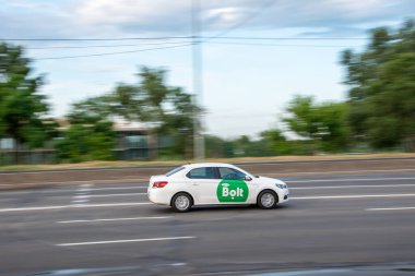 Ukrayna, Kyiv - 29 Temmuz 2021: Taksi Bolt aracı yolda ilerliyor. Yazı