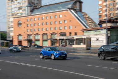 Ukrayna, Kyiv - 29 Temmuz 2021: Mavi Toyota arabası yolda ilerliyor. Yazı