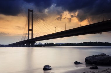 güzel ışıklı Pivdennyi köprüden Dnipro Nehri'nin gece, Kiev, Ukrayna