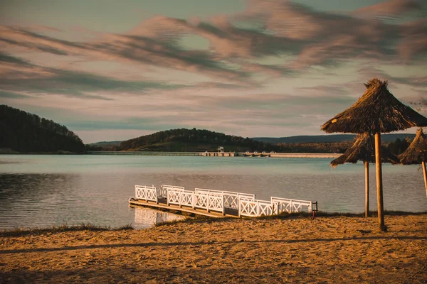 Pôr do sol no lago Solina nas montanhas Bieszczady, Polônia — Fotografia de Stock