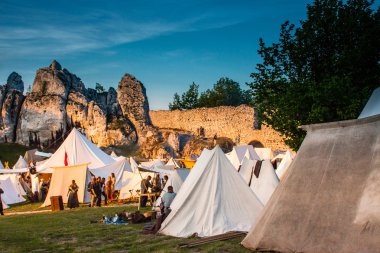 Ogrodzieniec, Polonya - 21 Mayıs 2016: Tarihsel yeniden yapılanma o