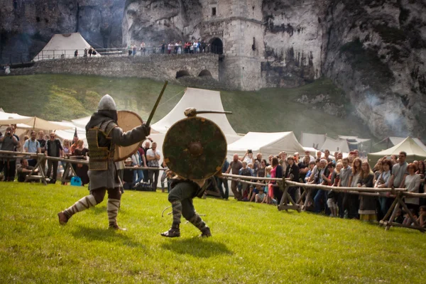 Ogrodzieniec, polen - 21. Mai 2016: historische Rekonstruktion o — Stockfoto