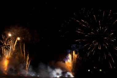  Büyük ejderhalar geçit töreni havai fişek ile bağlı