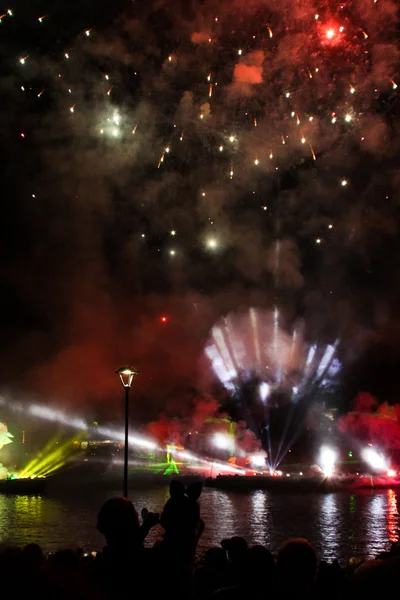 Gran desfile de dragones conectado con la exhibición de fuegos artificiales —  Fotos de Stock