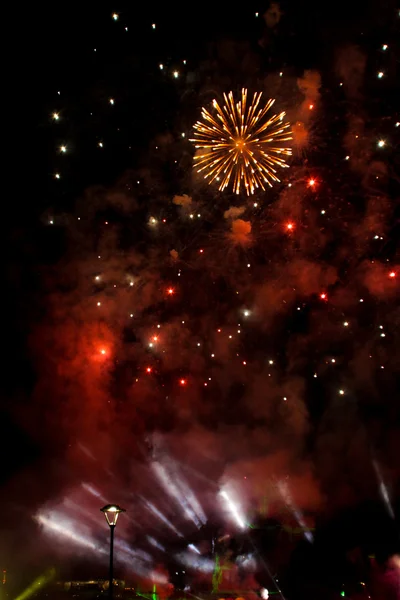 Grande desfile de dragões conectado com a exibição de fogos de artifício — Fotografia de Stock