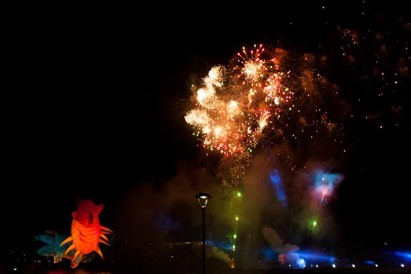 Grande desfile de dragões conectado com a exibição de fogos de artifício — Fotografia de Stock