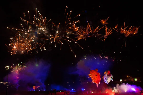 素晴らしいドラゴンズ パレード花火に接続 — ストック写真