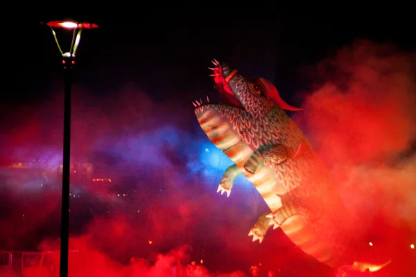 Grande desfile de dragões conectado com a exibição de fogos de artifício — Fotografia de Stock