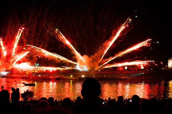 素晴らしいドラゴンズ パレード花火に接続 — ストック写真