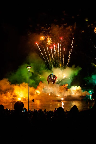 Gran desfile de dragones conectado con la exhibición de fuegos artificiales — Foto de Stock