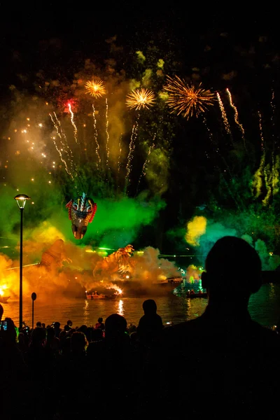 Grande desfile de dragões conectado com a exibição de fogos de artifício — Fotografia de Stock