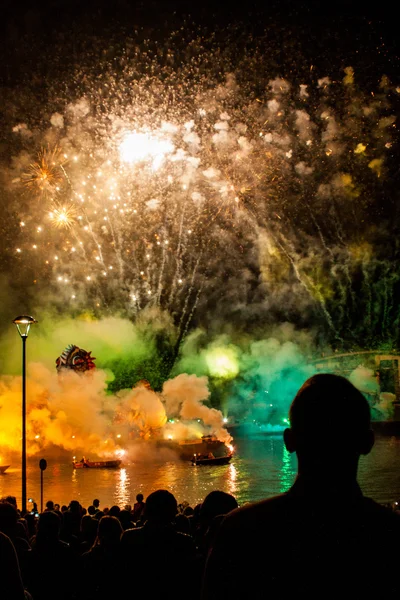 Gran desfile de dragones conectado con la exhibición de fuegos artificiales —  Fotos de Stock