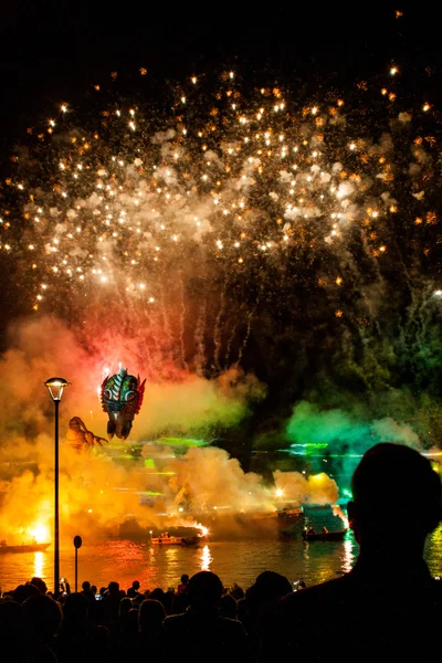 Grande desfile de dragões conectado com a exibição de fogos de artifício — Fotografia de Stock