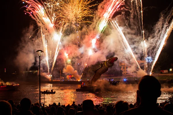 Gran desfile de dragones conectado con la exhibición de fuegos artificiales —  Fotos de Stock