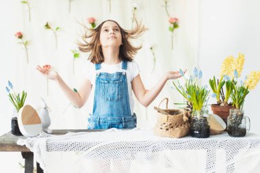 - 10 yıl. Çiçekli Wtite Backgropund 'daki kız