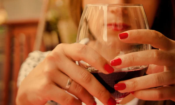 Крупным планом фотография красивой молодой женщины, пьющей вино — стоковое фото