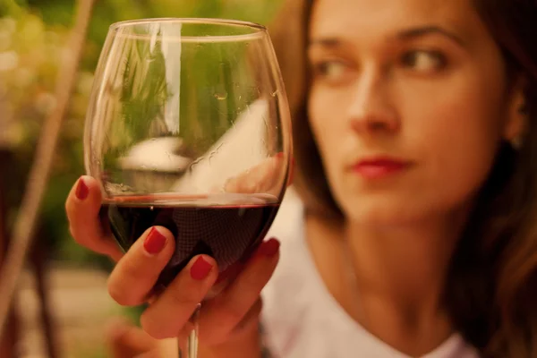 Mooie jonge vrouw drinken wijn buitenshuis — Stockfoto