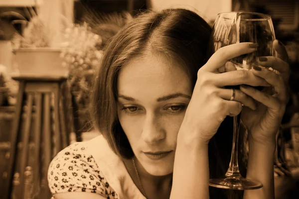 Fotografie stilată a unei tinere frumoase care bea vin — Fotografie, imagine de stoc