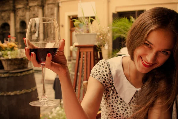 美丽的年轻女子，在户外喝红酒 — 图库照片