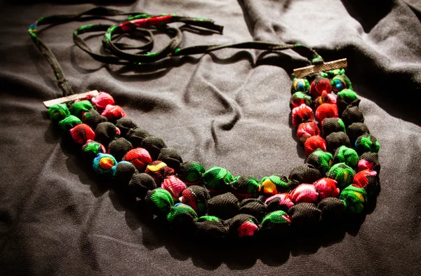 Fragmento de un collar de tela de flores de colores con el meta — Foto de Stock