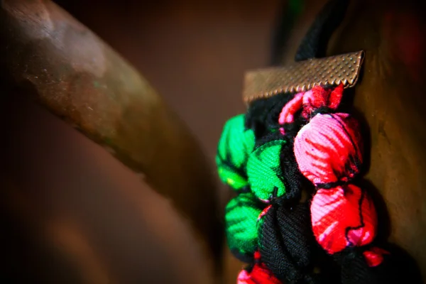 Fragmento de um colar de tecido de flores coloridas com o meta — Fotografia de Stock