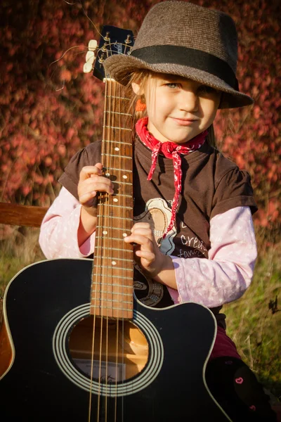 Lita jente med gitar – stockfoto