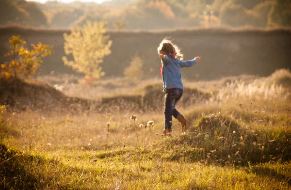 Playing outdoors cute little girl holding a picture frame outdoo — Stock Photo, Image