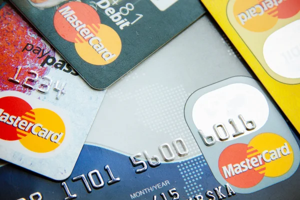 Blisko zdjęcie karty kredytowe Visa i Mastercard — Zdjęcie stockowe