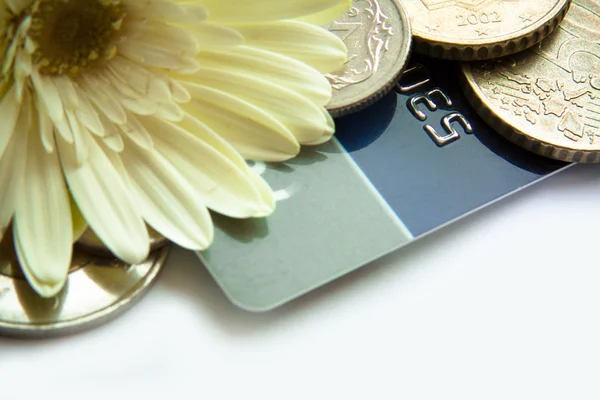 Fleur romantique, carte de crédit et pièces sur fond blanc — Photo