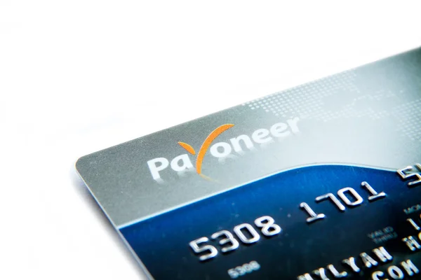 Közeli fotó Payoneer hitelkártyával — Stock Fotó